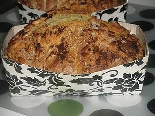 Plum cake de arándanos con crujiente de piñones, sésamo y canela