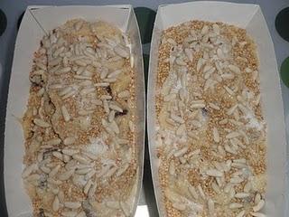 Plum cake de arándanos con crujiente de piñones, sésamo y canela