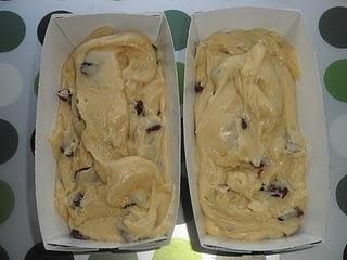 Plum cake de arándanos con crujiente de piñones, sésamo y canela