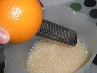 Plum cake de arándanos con crujiente de piñones, sésamo y canela