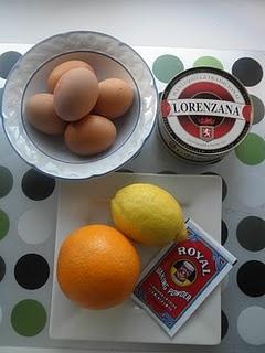 Plum cake de arándanos con crujiente de piñones, sésamo y canela
