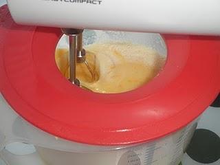 Plum cake de arándanos con crujiente de piñones, sésamo y canela