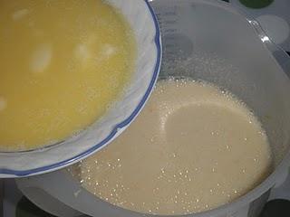 Plum cake de arándanos con crujiente de piñones, sésamo y canela