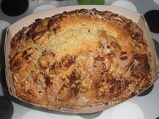 Plum cake de arándanos con crujiente de piñones, sésamo y canela