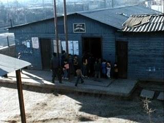 CIEN NIÑOS ESPERANDO UN TREN