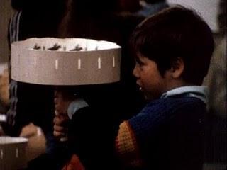 CIEN NIÑOS ESPERANDO UN TREN