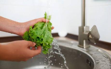 Ensalada de lechuga con atún y nueces saludable