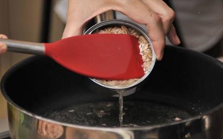 Ensalada de lechuga con atún y nueces saludable