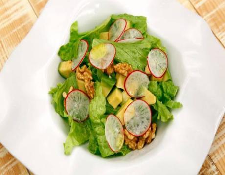 Ensalada de lechuga con atún y nueces saludable