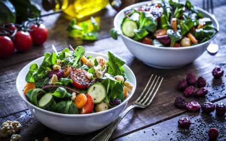 Ensalada de lechuga con atún y nueces saludable