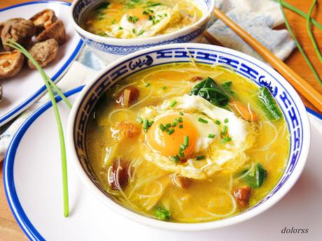 Ramen o sopa de fideos de arroz con verduras , setas y huevo