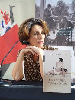 Presentación de Una mujer y dos gatos de Ayanta Barilli en la Feria del libro de Sevilla