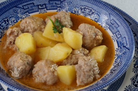 Guiso de albóndigas con patatas