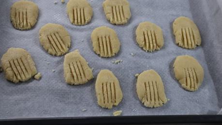 Hacemos la forma de las galletas de mantequilla