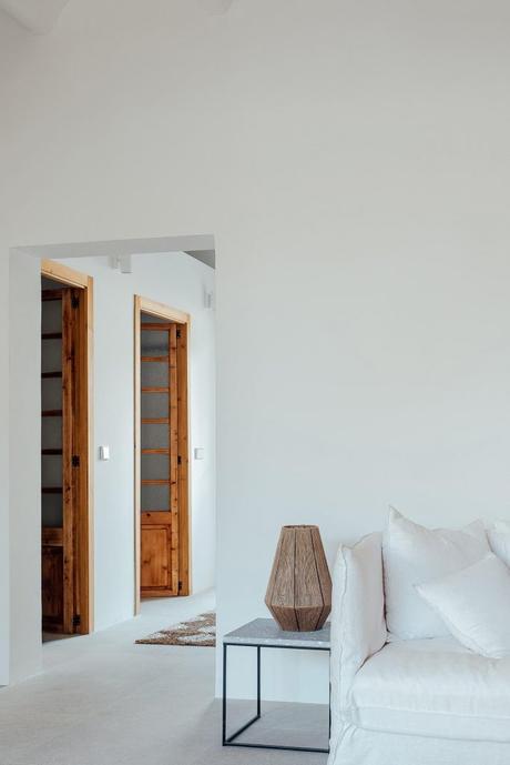 salón y pasillo con puertas de casa de pueblo