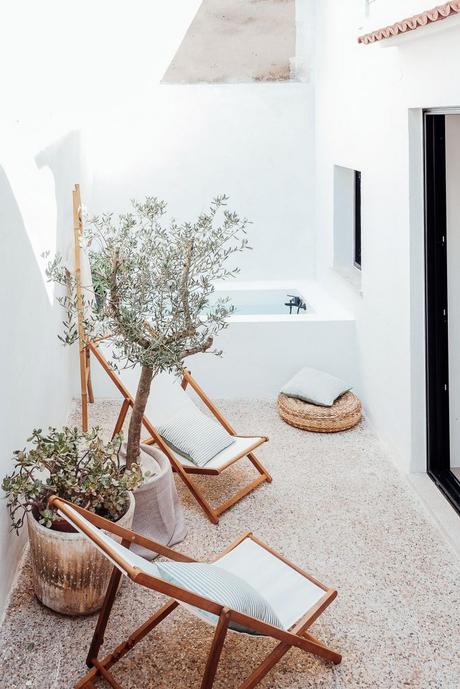 patio con pequeño piscina