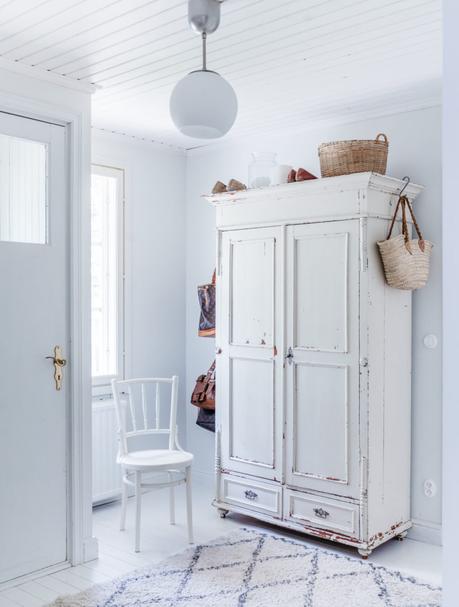 Armario clásico modernizado en blanco