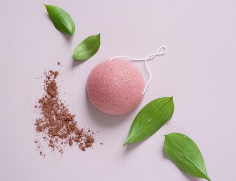 Dos Productos de Alma Secret que No Pueden Faltar en tu Rutina de Belleza bodegon-esponja-konjac-alma-secret