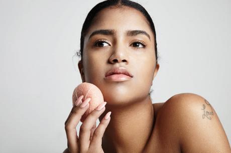 Dos Productos de Alma Secret que No Pueden Faltar en tu Rutina de Belleza esponja-konjac-alma-secret-modelo