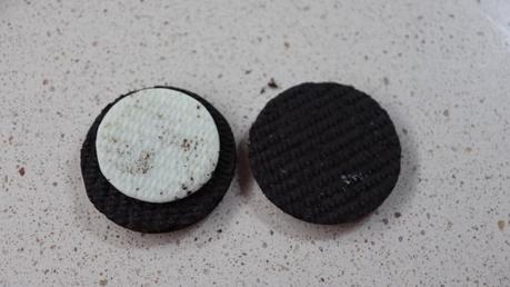 Abrimos todas las galletas Oreo por la mitad
