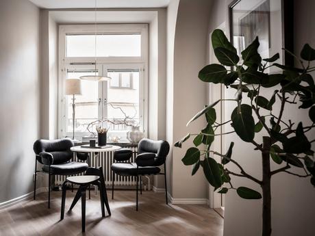 delikatissen scandinavian elegant apartment scandi design muebles de diseño nórdico men scandi decor grandes ventanales casas en arco decoración masculina decoración elegante decoración de diseño apartamento sueco diseño  