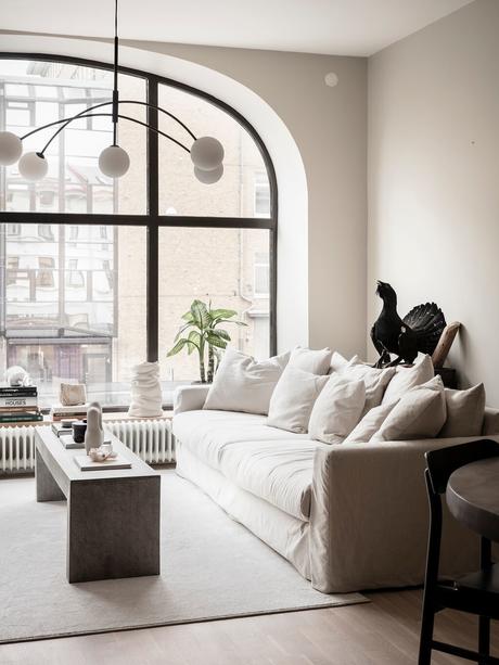 delikatissen scandinavian elegant apartment scandi design muebles de diseño nórdico men scandi decor grandes ventanales casas en arco decoración masculina decoración elegante decoración de diseño apartamento sueco diseño  