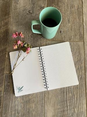 Diario con una flor y una taza de café Diario con una flor y una taza de café