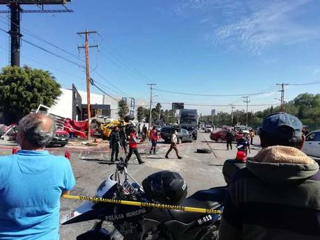Revolvedora se queda sin frenos en Av. Chapultepec; 1 muerto y 10 heridos