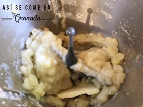 Crema de patatas con huevos poché y arena de jamón