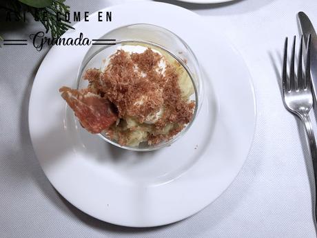 Crema de patatas con huevos poché y arena de jamón