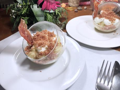 Crema de patatas con huevos poché y arena de jamón