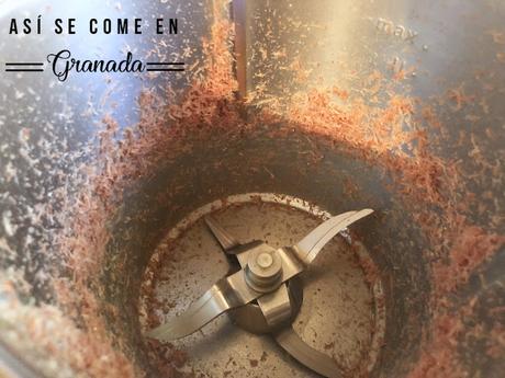 Crema de patatas con huevos poché y arena de jamón