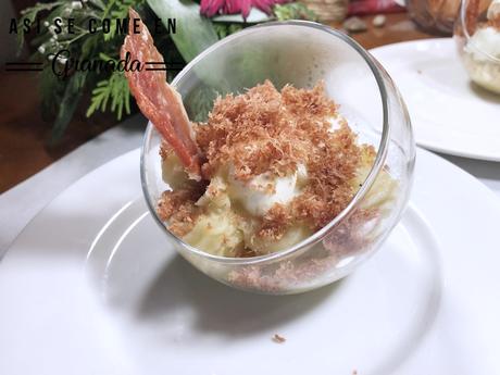 Crema de patatas con huevos poché y arena de jamón