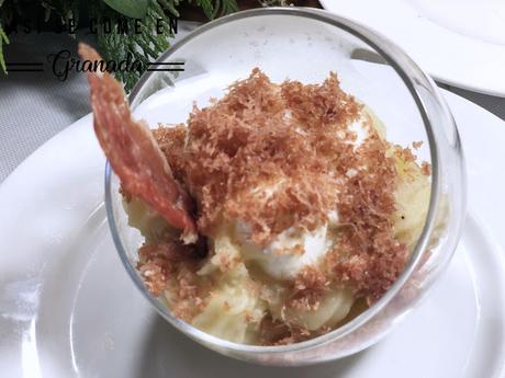 Crema de patatas con huevos poché y arena de jamón