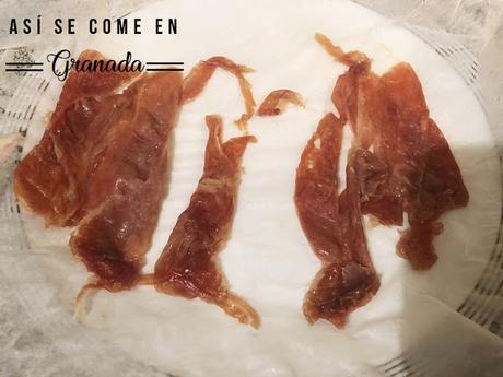 Crema de patatas con huevos poché y arena de jamón