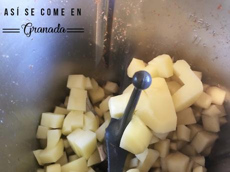 Crema de patatas con huevos poché y arena de jamón