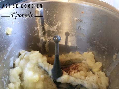 Crema de patatas con huevos poché y arena de jamón