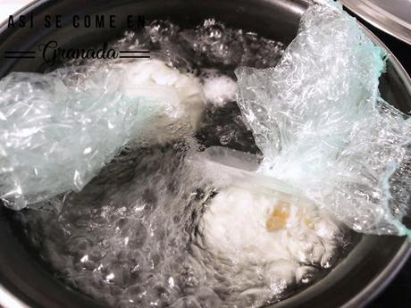 Crema de patatas con huevos poché y arena de jamón