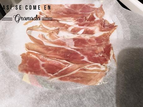 Crema de patatas con huevos poché y arena de jamón