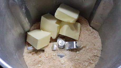 Cheesecake de Calabaza en Mambo Mezclamos la mantequilla con la galleta