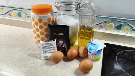 Los ingredientes para hacer el bizcocho de chocolate