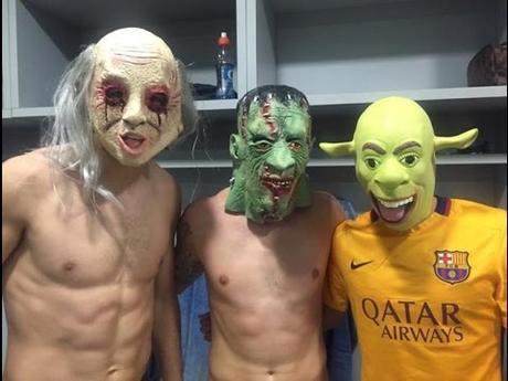 futbolistas en la noche de Halloween