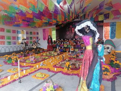 CON OFRENDA MONUMENTAL SE RECUERDA EN TEXCOCO A FALLECIDOS DURANTE LA PANDEMIA