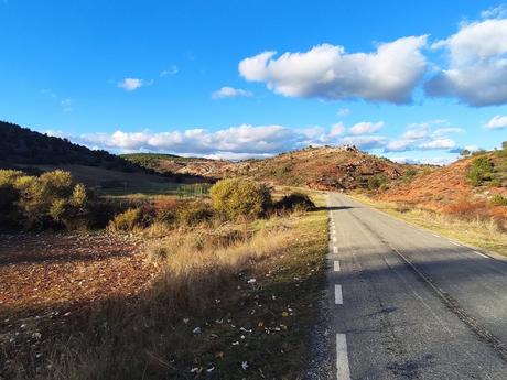 Caminando hacia Valdespejón. Caminando hacia Valdespejón.
