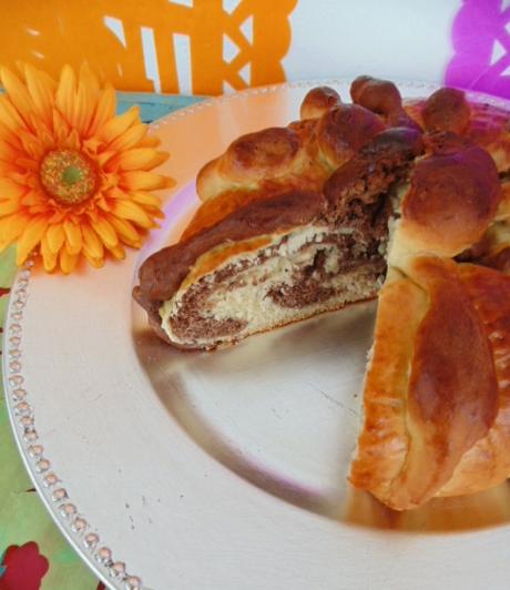 Pan de muerto mexicano marmolado