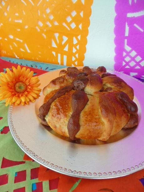 Pan de muerto mexicano marmolado