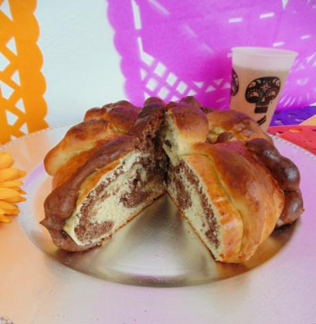Pan de muerto mexicano marmolado