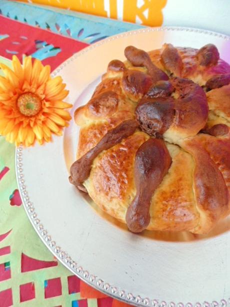 Pan de muerto mexicano marmolado