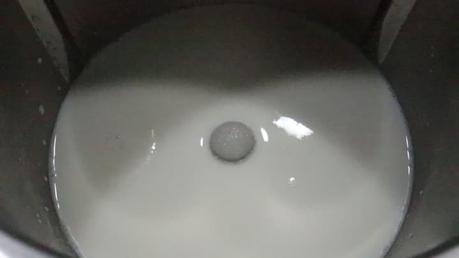 Flan de Plátano con Thermomix ® Ponemos la leche y el azúcar y mezclamos