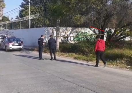 Localizan a hombre colgado atrás del hotel HollyDay Inn